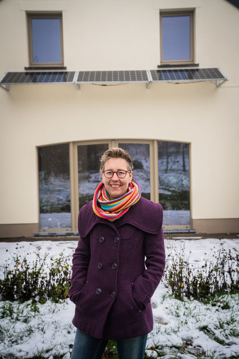 Evelien Matthijssen: ‘Ik ben niet voor gas, maar wel voor een zo klein mogelijk verbruik, dus investeer ik niet in extra batterijen.' Beeld Wouter Van Vaerenbergh