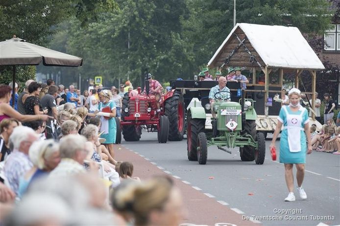 rijssenseweg-wint-zonnige-optocht-van-dorpsfeest-markelo-hof-van