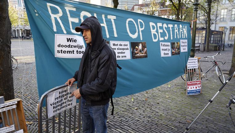 Vluchtelingen die in het Haagse Vluchthuis wonen, demonstreren op Het Plein voor begrip voor hun situatie. Beeld anp