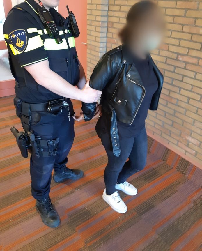 Eén van de verdachten werd op heterdaad betrapt.
