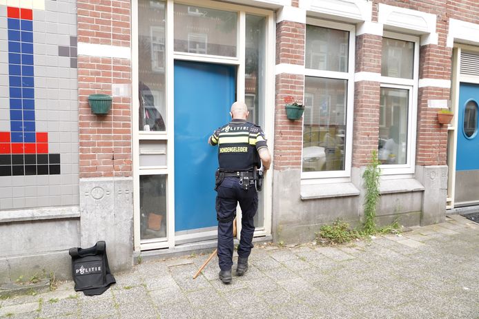 De politie bij de woning aan de Doedesstraat.