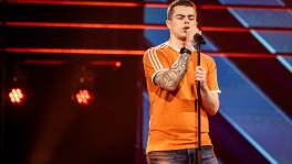 Aron zingt zich los van zijn moeilijke verleden