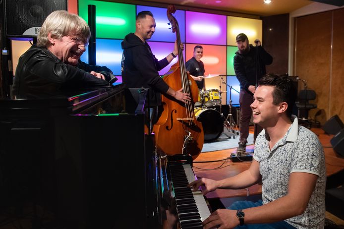 Raamsdonk - Enkele leden van de GangBand: Jo van Strien (links), Jens Huigen, Paul Rasenberg, zanger Marcel Timmermans en Björn Huigen tijdens een van de niet al te serieuze repeties in de Swampstudio