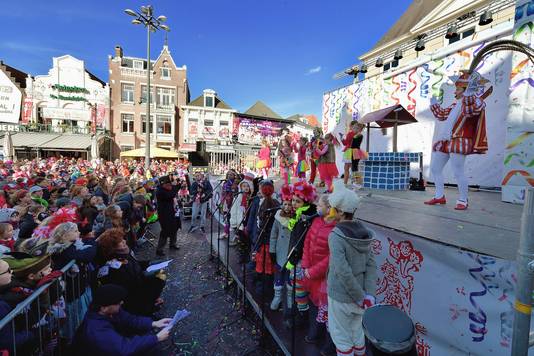 Prallen en brakken genieten van het toneelstuk