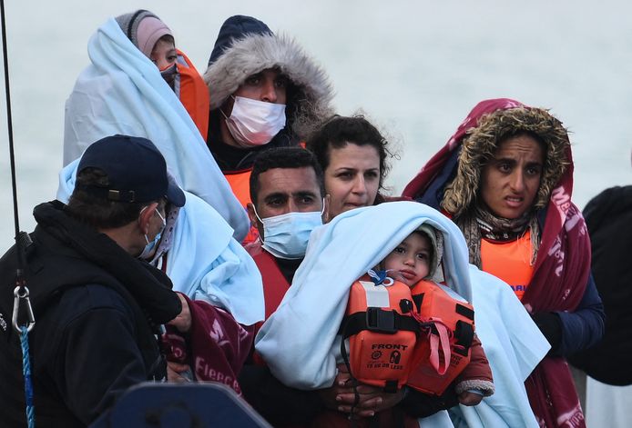 Migranten komen aan in Dover nadat ze met een bootje vanuit Frankrijk de oversteek waagden.