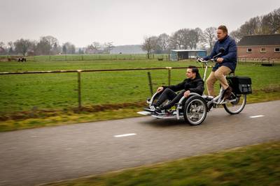 Burgemeester brengt rolstoelers per fiets naar stemlokaal