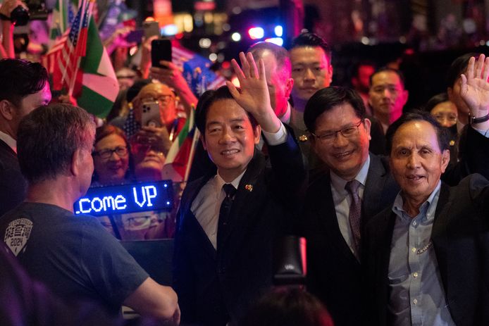 De Taiwanese vicepresident William Lai (midden) bij zijn aankomst bij het Lotte Hotel in Manhattan in New York.