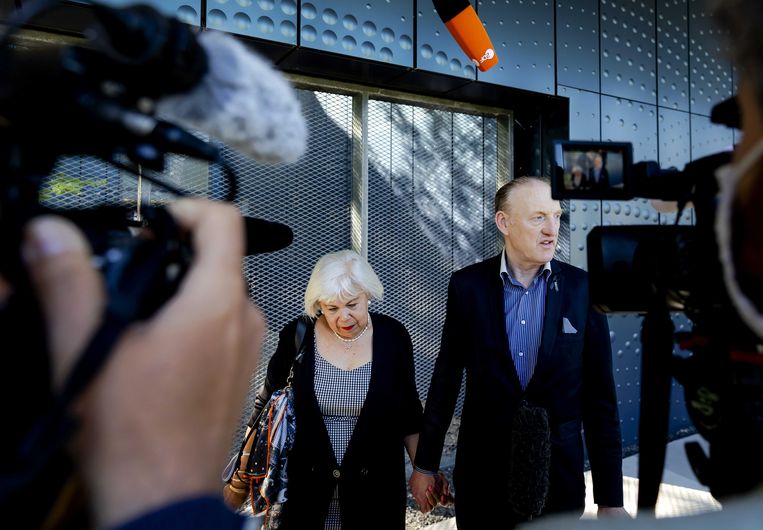 Nabestaanden Evert van Zijtveld en zijn partner arriveren bij het Justitieel Complex Schiphol waar de inhoudelijke behandeling begint van de strafzaak. De nabestaanden hebben in september spreekrecht. Beeld ANP