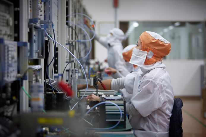 Werknemers van NXP aan het werk in een fabriek in de Filipijnen.