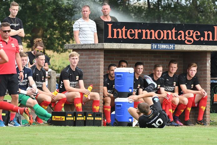 Maarten Pouwels (midden) wacht geduldig op zijn invalbeurt. Die krijgt hij van trainer John Stegeman. Tegen FC Emmen is de 19-jarige Dalfsenaar wederom van waarde: hij scoort en geeft een assist. Foto Wout van Zoeren.