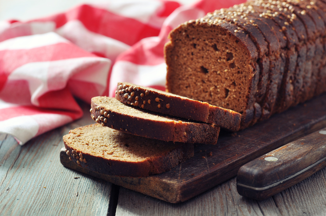 Кусочек бородинского хлеба. Черный хлеб. Ржаной хлеб. Нарезанный хлеб. Черный ржаной хлеб.