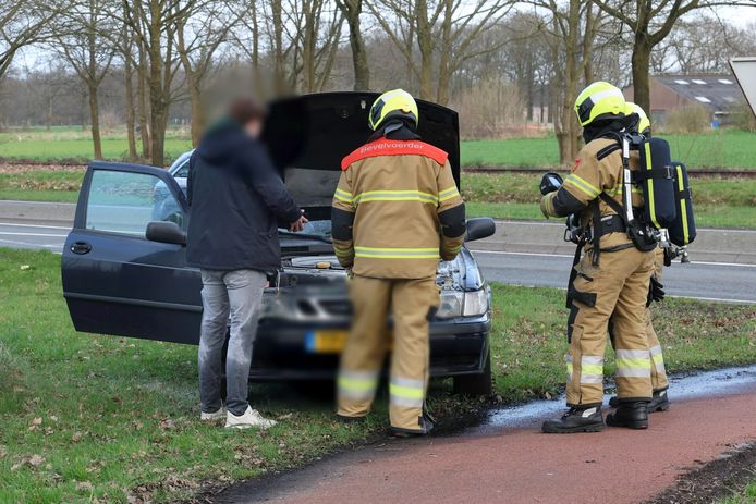 Een heldhaftige bestuurder bluste de brand in zijn auto zelf met slootwater.