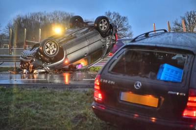 Auto op zijn kop door frontale botsing bij Leende