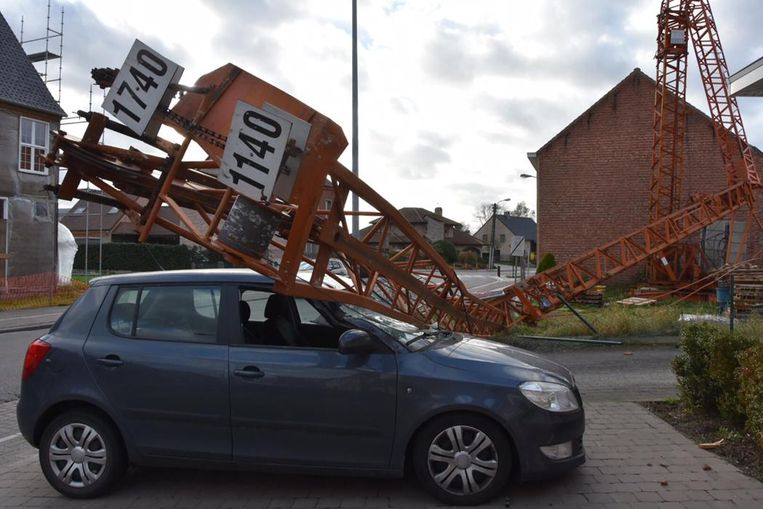 In Londerzeel is een bouwkraan op een woning en een wagen gevallen Beeld Nick Dierickx