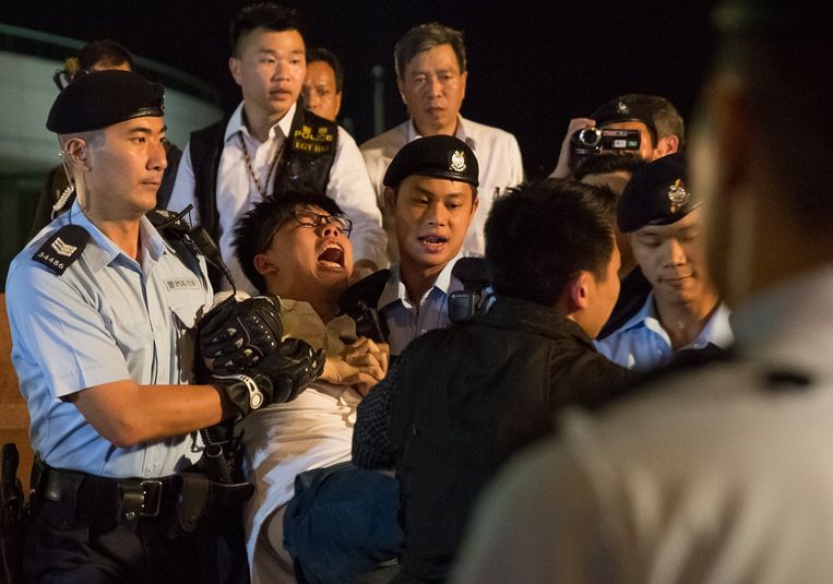 Joshua Wong werd in 2017 gearresteerd nadat hij het Golden Bauhinia standbeeld beklom tijdens een protest in Hongkong.
 Beeld EPA