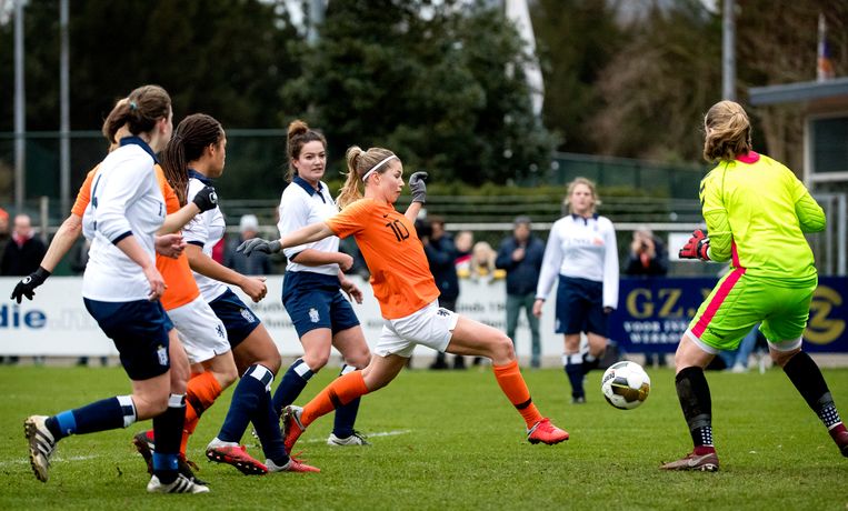 Anouk Hoogendijk maakt de 3-1 tijdens de traditionele nieuwjaarswedstrijd van Royal Haarlem All-Stars en de ex-Oranje Leeuwinnen.  Beeld ANP