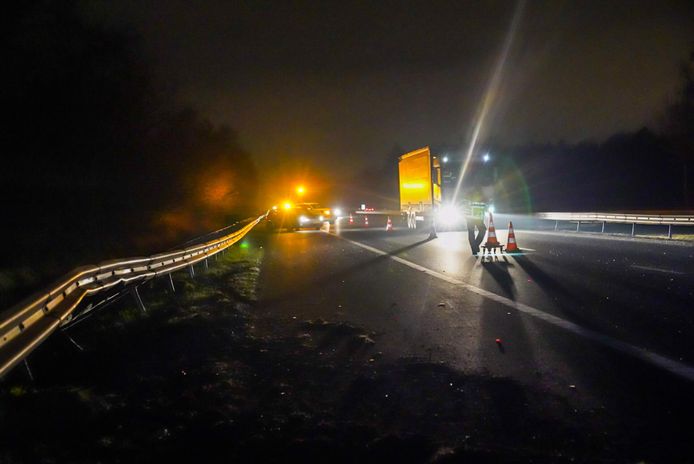 De politie heeft zaterdagavond een automobilist aangehouden die ervan wordt verdacht onder invloed een ongeluk te hebben veroorzaakt op de A67 bij Mierlo.