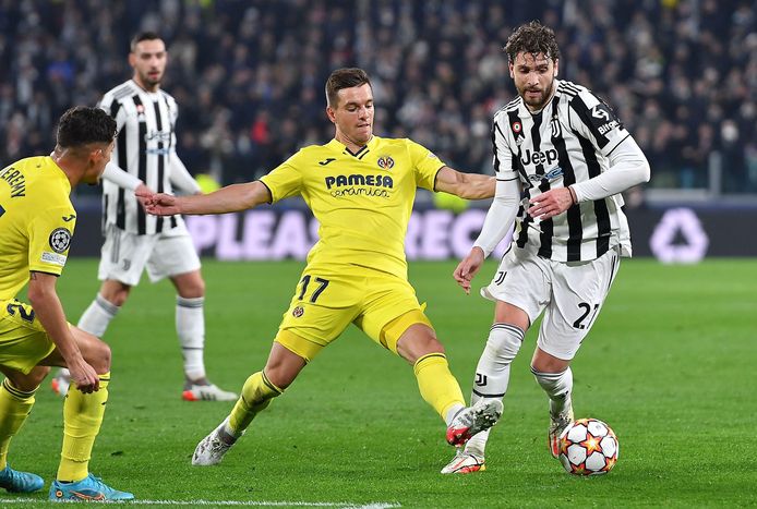 Manuel Locatelli (r) stond gisteren tegen Villarreal (0-3) nog in de basis bij Juventus.