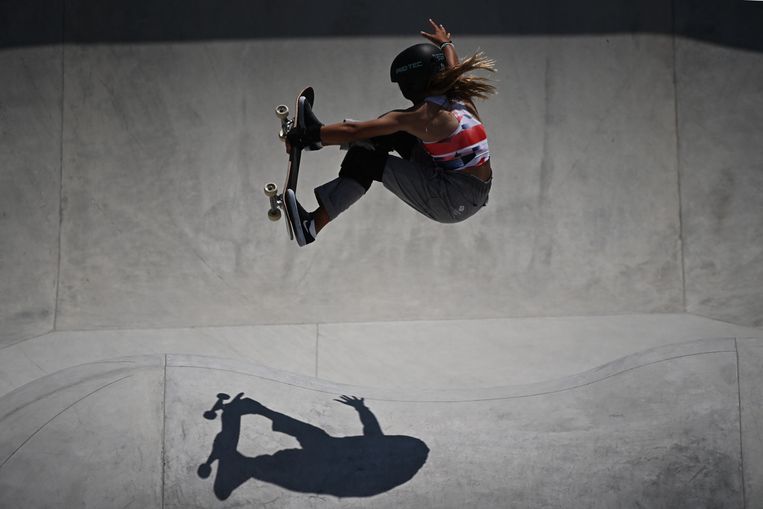 De Britse Sky Brown toont haar skateboardkunsten in het Ariake Sports Park in Tokio. Beeld AFP