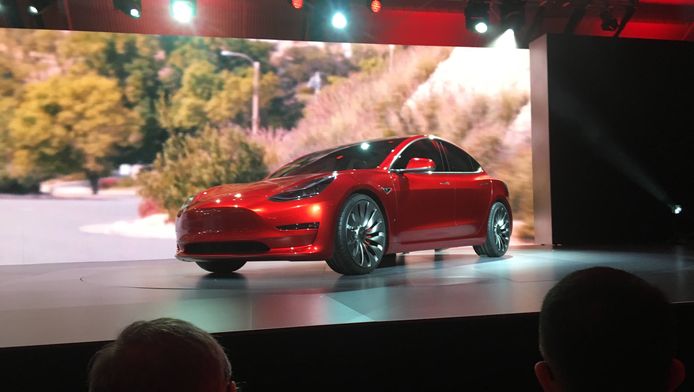 Het nieuwe Model 3 bij de voorstelling ervan in 2016.