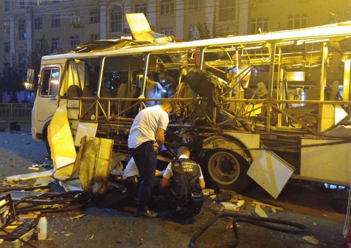De bus ontplofte in de Russische stad Voronezj. In totaal zaten er 35 passagiers in de bus. Twee mensen overleden en zeventien anderen raakten gewond.