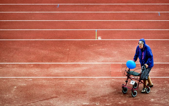 Op diverse plaatsen worden sportieve senioren uitgedaagd om deel te nemen aan rollatorlopen, zoals hier in het Olympisch Stadion in Amsterdam.