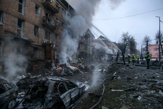 Brandweer controleert huizen in Kiev nadat er een Russische raket insloeg op 23 november.