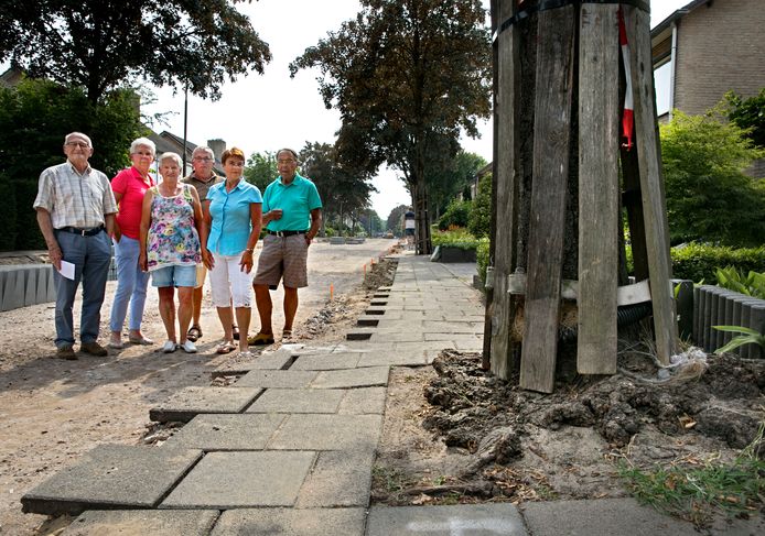 Thea Gevers, Jeanne en Noud Roche, Piet Manders en (rechts) Jenny en Frits Jetten.