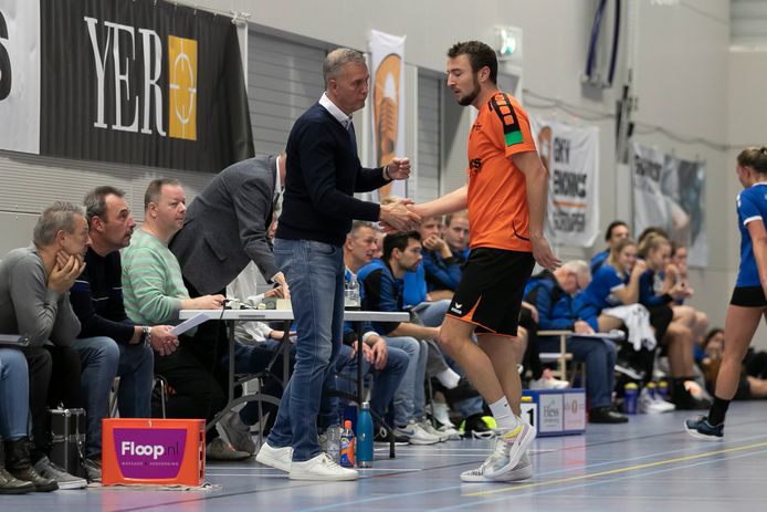 GKV-trainer John Spek bedankt aanvoerder Niek van der Weijden voor zijn inzet.