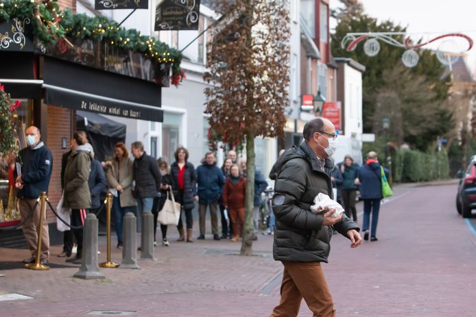 Ook bij banketbakker Hendricksen in Baarn is het erg druk.