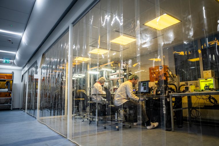 Werkvloer en medewerkers van Adimec. Bij het techbedrijf vertrok in heel 2021 slechts één van de 140 werknemers vrijwillig.  Beeld Roos Pierson