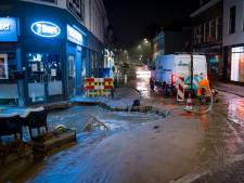 Waterballet in Zwart Janstraat door gesprongen leiding: 150 huizen en winkels zonder water