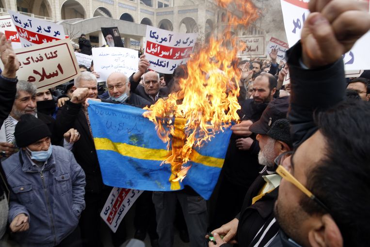 Iraniërs verbranden de Zweedse vlag na het vrijdaggebed in Teheran. Iran heeft de verbranding van de Koran in Zweden door de extreem-rechtse politicus Rasmus Paludan scherp veroordeeld.  Beeld Abedin Taherkenareh / ANP