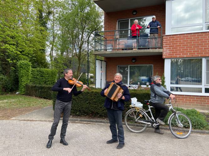 Muzikaal duo fleurt bewoners woonzorgcentrum en serviceflats op met balkonconcert