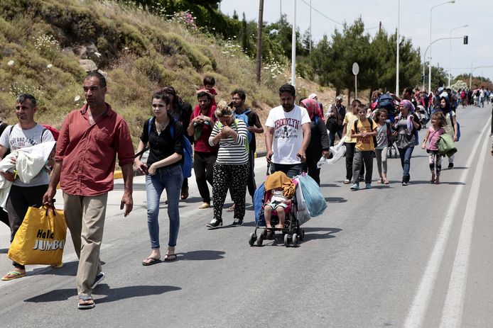Ongeveer 300 mensen, voornamelijk gezinnen, hebben het vluchtelingenkamp van Moria op het Griekse eiland Lesbos verlaten om te protesteren tegen de ondraaglijke toestanden.