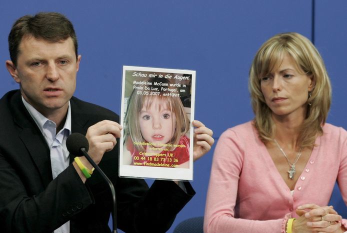 De ouders van Maddie McCann met een foto van hun dochter, die in 2007 uit een vakantieresort in Portugal verdween. De van pedofilie beschuldigde Sir Clement Freud had daar in de buurt een villa en raakte nadien bevriend met de ouders.