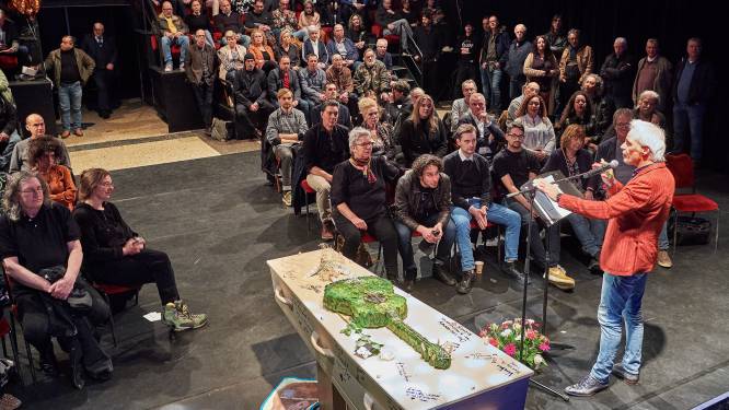Het allerlaatste optreden van de overleden Osse gitarist Léon Hoeks 