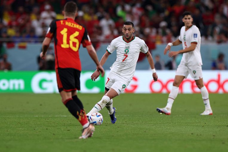 Hakim Ziyech passeert Thorgan Hazard tijdens Marokko-België.  Beeld Fadel Senna/AFP
