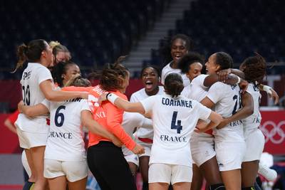La France, médaille d'or aussi chez les dames, signe un doublé historique en handball