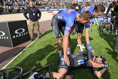 Degenkolb in tranen, excuses van Van der Poel en Philipsen, maar jury grijpt niet in: de meest opvallende valpartij van Parijs-Roubaix ontleed