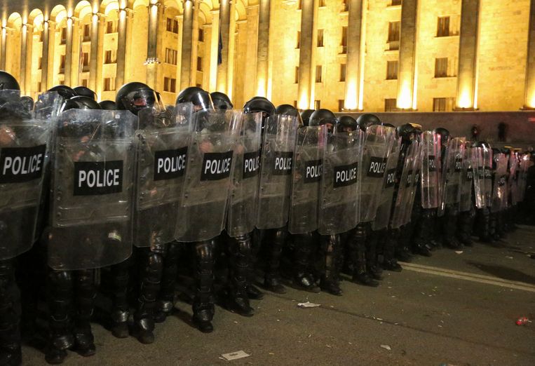 Agenten bij het parlementsgebouw in Tbilisi tijdens de demonstraties. Beeld REUTERS