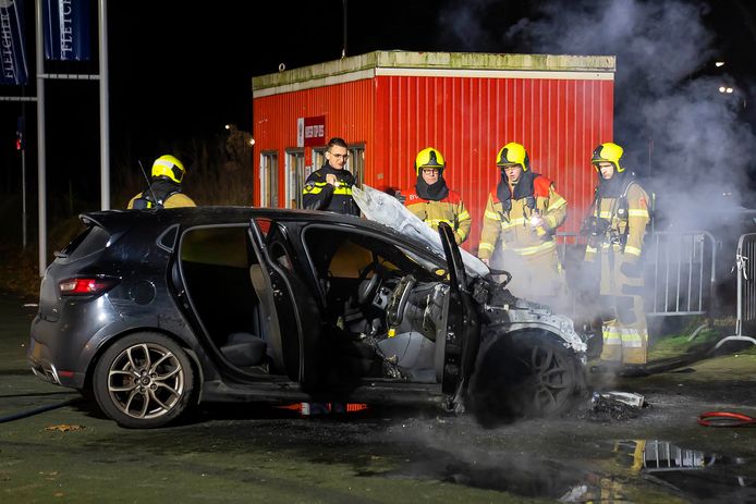 Een sportauto in Oss stond zondagnacht plotseling in lichterlaaie. De schade is onherstelbaar.
