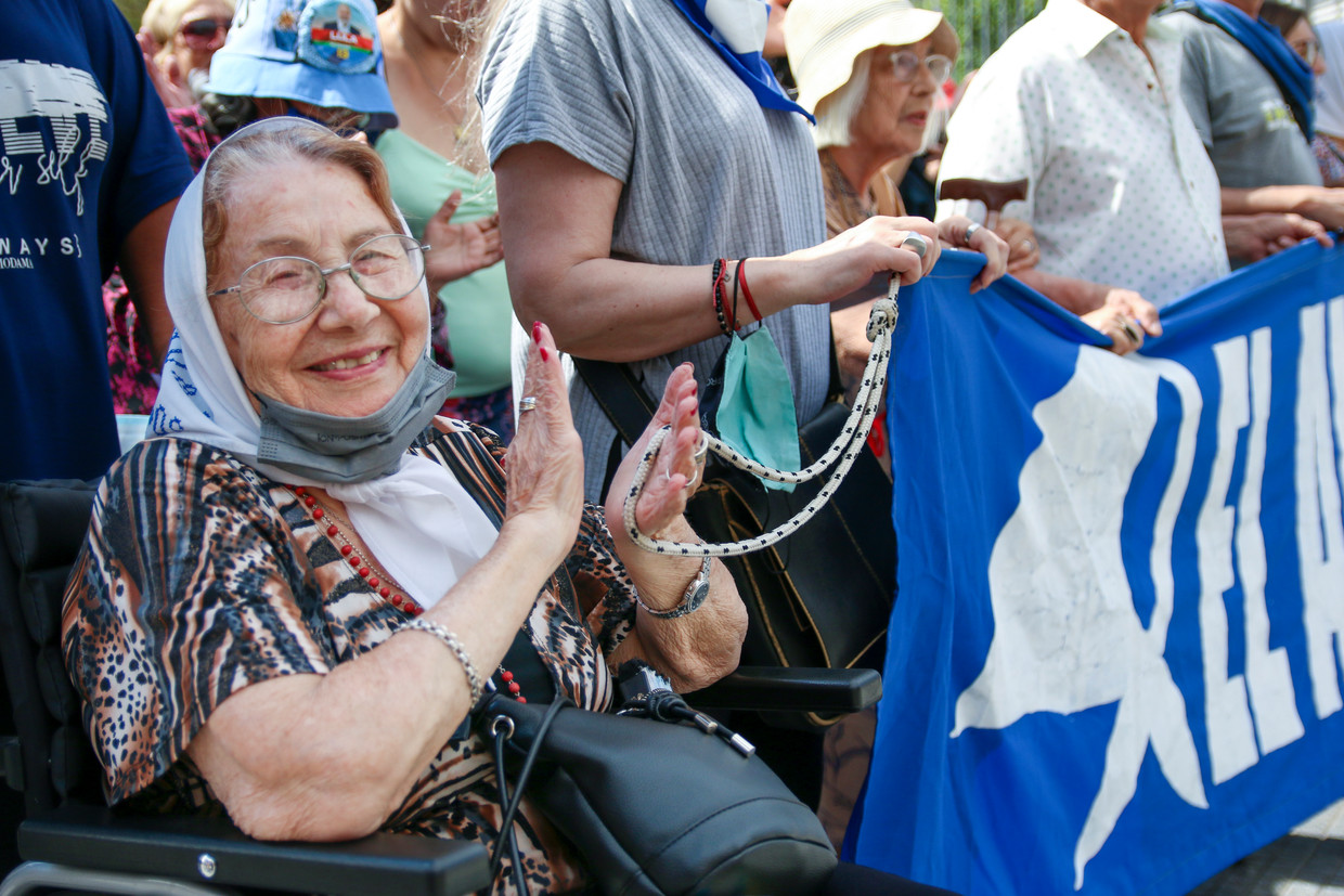 Een van de moeders, Josefa ‘Pina’ de Fiore (91), op het Plaza de Mayo in Buenos Aires. Beeld Antonio Albuquerque