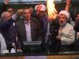 "Dood aan de VS": Iraanse politici verbranden Amerikaanse vlag in parlement