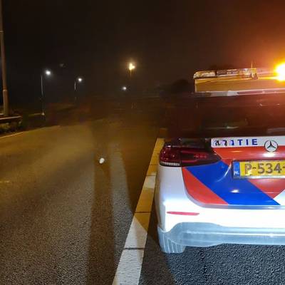 Duo op zoek naar telefoon loopt over de A27 bij Hank: ‘Hoeven niet uit te leggen hoe dom en gevaarli