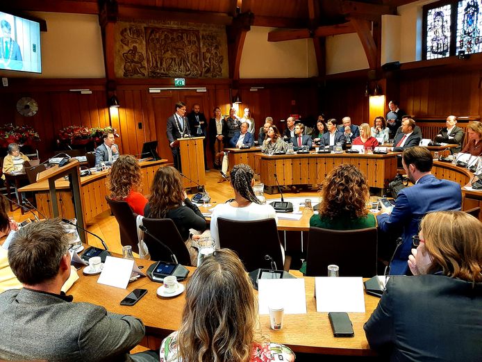 Burgemeester Paul Depla achter het spreekgestoelte tijdens de installatie van de nieuwe gemeenteraad van Breda.