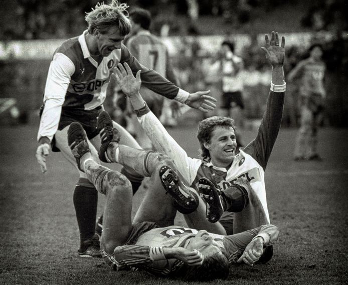 Peter Houtman heeft zojuist het winnende doelpunt gemaakt in de bekerfinale van 1984 tegen Fortuna Sittard. André Hoekstra is als eerste bij de maker van het enige doelpunt in de wedstrijd.
