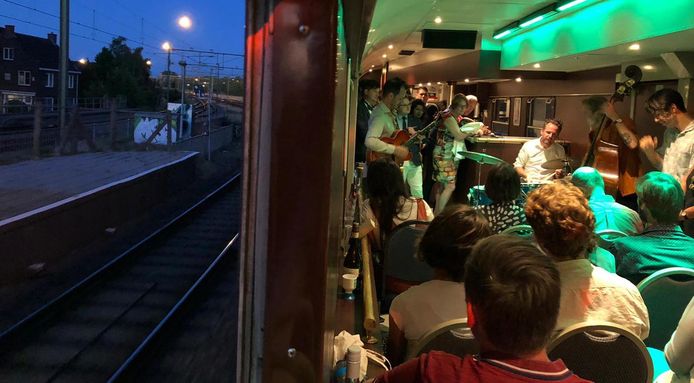 Livemuziek aan boord van de trein.