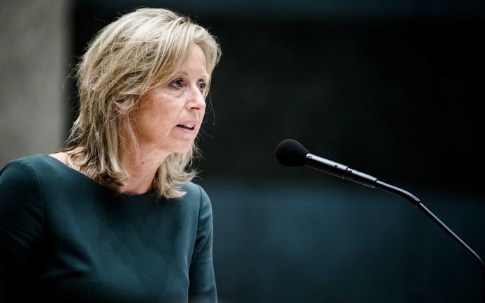 Minister Kajsa Ollongren van Binnenlandse Zaken en Koninkrijksrelaties (D66) in actie in het parlement