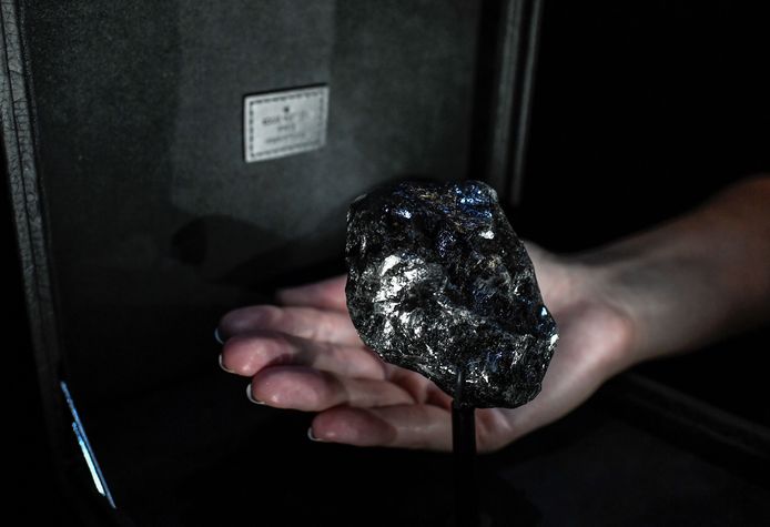 Diamant 'Sewelo', de tweede grootste ter wereld, is ongeveer zo groot als een tennisbal.